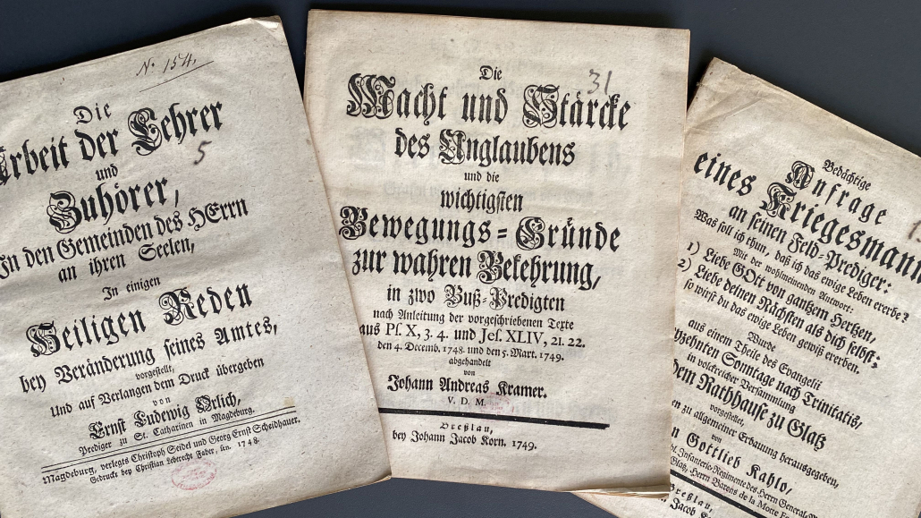 Abbildung von drei Druckschriften nebeneinander.