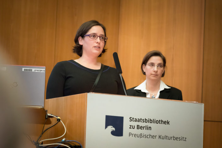 Christina Schmitz (links) und Ursula Jäcker, Projektteam E.T.A. Hoffmann Portal / Foto: Hagen Immel, Staatsbibliothek zu Berlin-PK / Lizenz: CC BY-NC-SA 3.0
