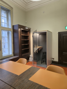 Telefonkabine im Annex Abbado (Raum Wien)