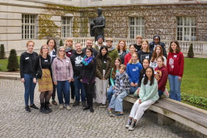 Gruppenbild vom Girls'Day auf dem Brunnenhof im Haus Unter den Linden