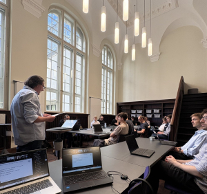 Vortragender und Teilnehmende eines Workshops