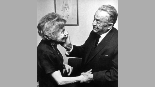 Wenige Tage vor der Verleihung des Nobelpreises für Literatur begegnen sich die beiden Preisträger Nelly Sachs und Samuel Josef Agnon erstmals in Stockholm am 7. Dezember 1966.