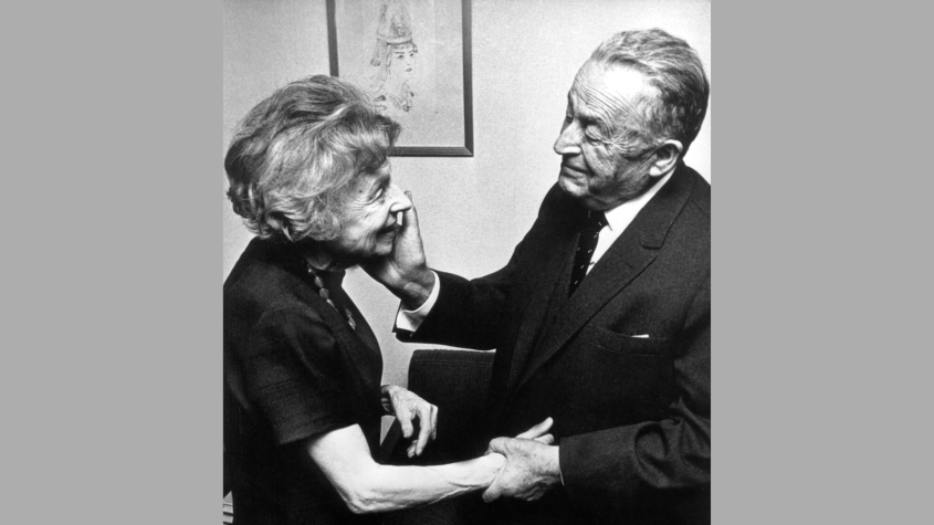 Wenige Tage vor der Verleihung des Nobelpreises für Literatur begegnen sich die beiden Preisträger Nelly Sachs und Samuel Josef Agnon erstmals in Stockholm am 7. Dezember 1966.