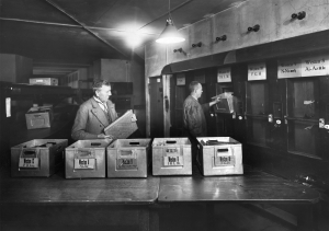 Anlage für den Büchertransport in der Preußische Staatsbibliothek um 1930 - bpk-Fotoarchiv Nr. 70145547