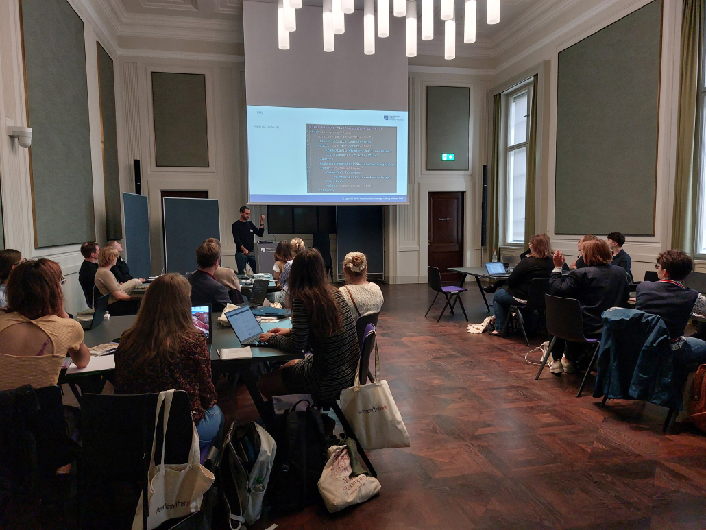 Eine Gruppe betrachtet eine PPT-Präsentation