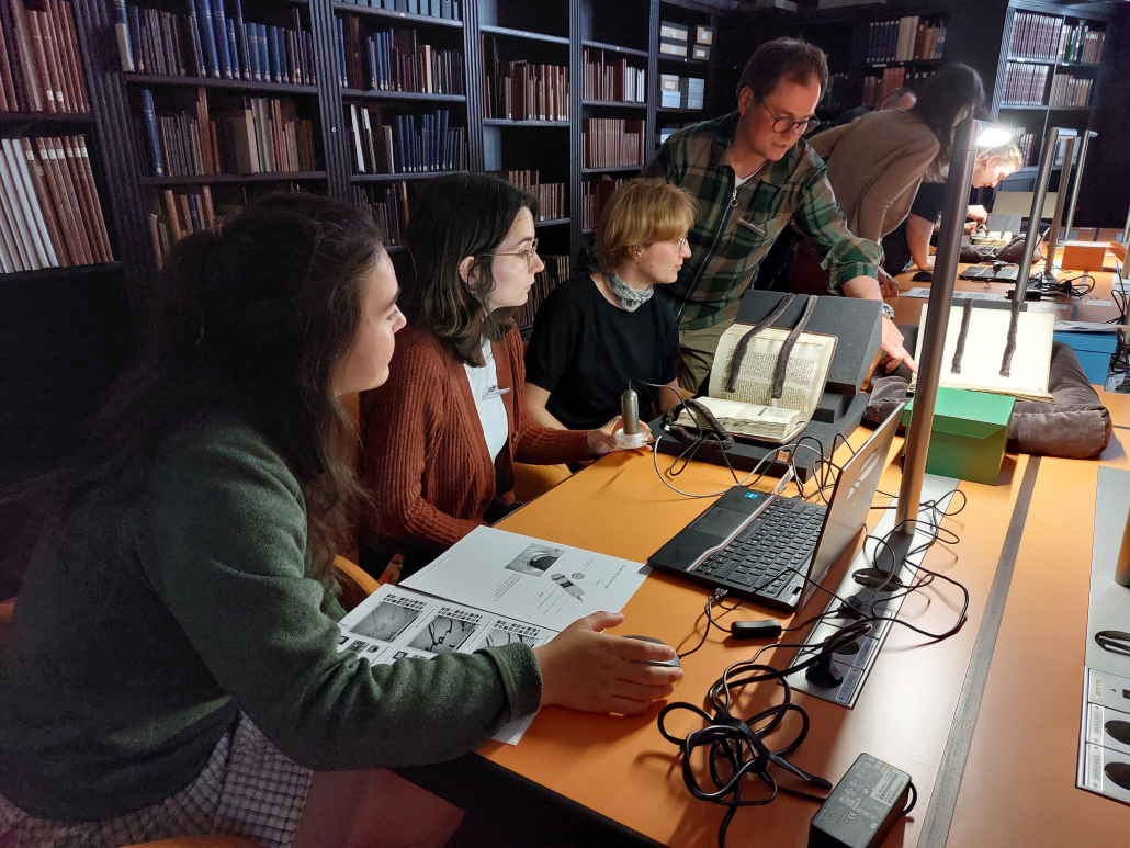 Eine Gruppe arbeitet mit dem Dino-Lite