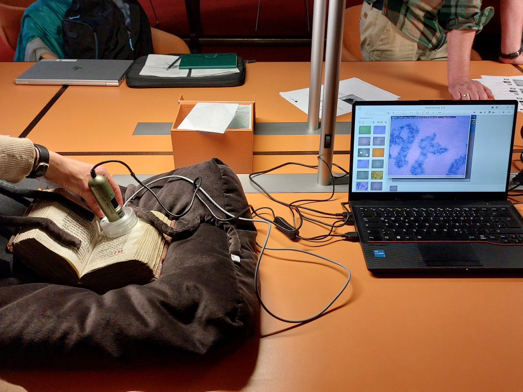 Ein Kodex wird mit einem Dino-Lite untersucht