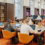 Blick in den Lesesaal „Alexandria“ mit zahlreichen Menschen, die in ihre Arbeit am Computer versunken sind © Stabi Berlin, Fotograf: Markus Glahn