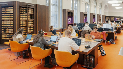 Blick in den Lesesaal „Alexandria“ mit zahlreichen Menschen, die in ihre Arbeit am Computer versunken sind © Stabi Berlin, Fotograf: Markus Glahn