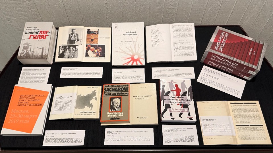 Vitrine zu „Dissidenz in Osteuropa“