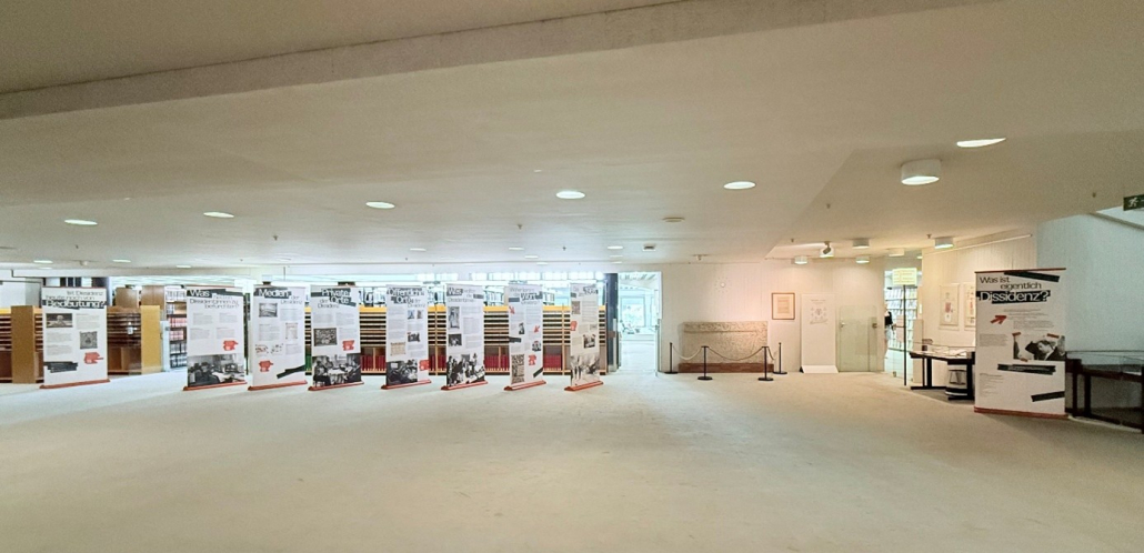 Wander-Ausstellung „Was ist eigentlich Dissidenz?“ im Foyer vor dem Osteuropa-Lesesaal