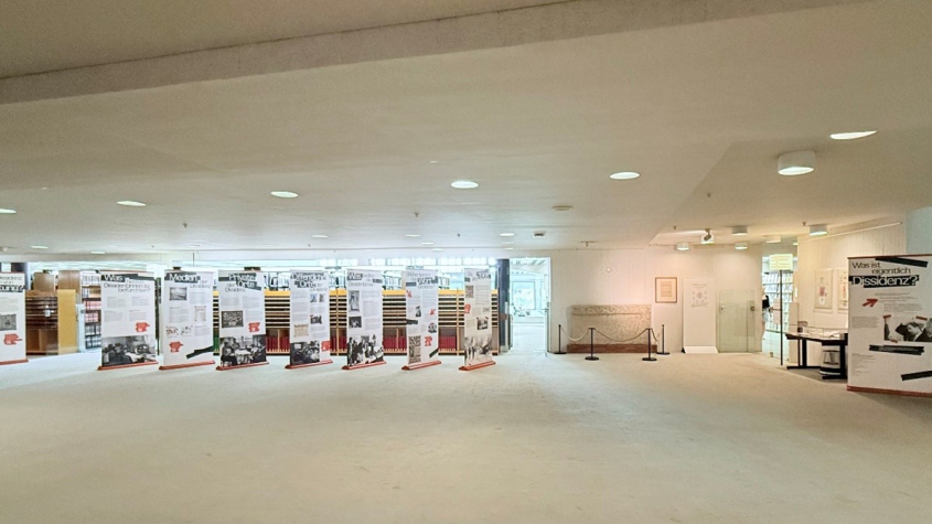Wander-Ausstellung „Was ist eigentlich Dissidenz?“ im Foyer vor dem Osteuropa-Lesesaal