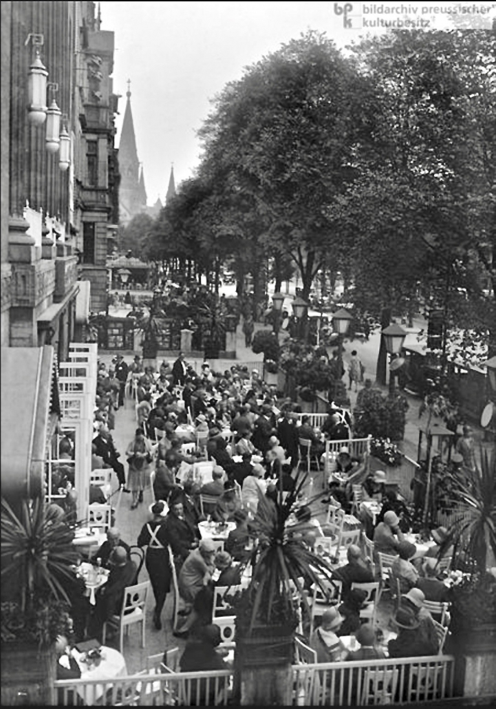 Exterior view of Café Wien, on Kurfürstendamm, in the1920s. - Source: Bildarchiv Preussischer Kulturbesitz. - Unknown author, Public domain 
