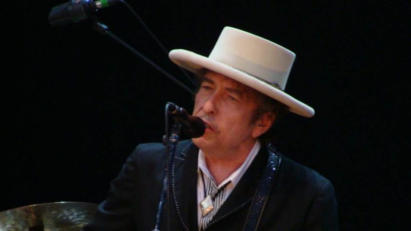 Bob Dylan auf der Bühne des Azkena Rock-Festivals in Victoria-Gasteiz / Alberto Cabello (https://commons.wikimedia.org/wiki/File:Bob_Dylan_-_Azkena_Rock_Festival_2010_2.jpg) - Ränder beschnitten -
Nutzungsbedingungen: https://creativecommons.org/licenses/by/2.0/