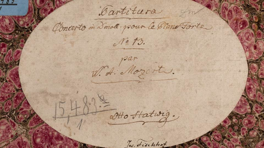 Einband von Wolfgang Amadeus Mozart (1756-1791): Concerto in D moll pour le Piano Forte, Nr. 13. Avec Accompagnement de deux Violons, deux Violes, Flute…(KV 466). Partiturabschrift von Otto Hatwig (1766-1834) aus dem Jahr 1831. Bibliothekssignatur: Mus.ms. 15483/1. Staatsbibliothek zu Berlin - PK. Lizenz: CC-BY-NC-SA