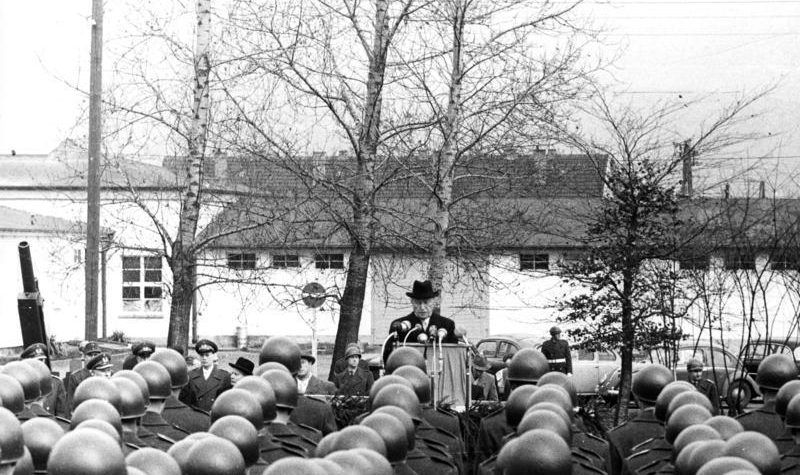 Bundeskanzler Konrad Adenauer bei der Bundeswehr-Lehrtruppe in Andernach am 20.1.1956,
Bundesarchiv, B 145 Bild-F003303-0016 / Unterberg, Rolf / CC-BY-SA 3.0