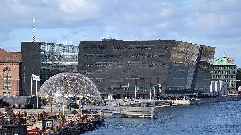 The Black Diamond (Royal Library), Copenhagen, Denmark / Pudelek (https://de.wikipedia.org/wiki/Datei:The_Black_Diamond_(Royal_Library),_Copenhagen.JPG) - Ränder beschnitten - Nutzungsbedingungen:https://creativecommons.org/licenses/by-sa/4.0/deed.de