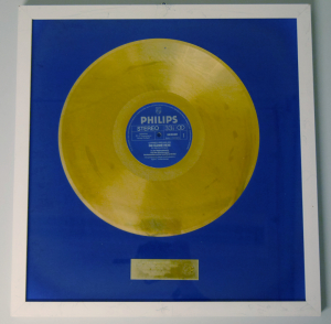 Die Goldene Schallplatte, die Otfried Preußler für das Hörspiel in den 1970er Jahren verliehen wurde.