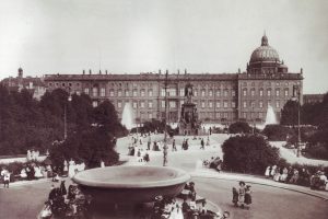 Der Lustgarten. Im Hintergrund das Berliner Stadtschloss mit dem Apothekenflügel um 1910
