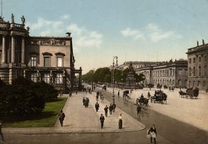 Unter den Linden – um 1890 – links das Gebäude der Königlichen Bibliothek