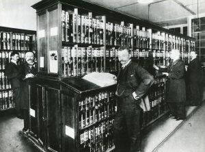 Bibliothekare in der „Kommode“ vor dem Alphabetischen Katalog – 1905