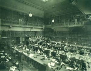 Der große Lesesaal der Königlichen Bibliothek (Kommode) - 1905