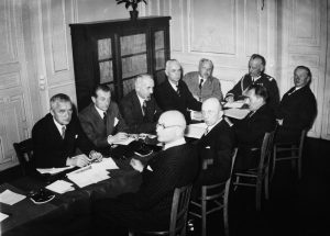 World War II, 1939 - 1945 - Sikorski Władysław : General Sikorski presides over the first Cabinet meeting of the Polish government in exile in Angers. - Quelle: Britannica ImageQuest © Alinari Archives / Universal Images Group / For Education Use Only