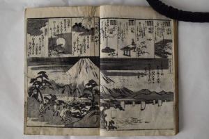 These two pages contain illustrations by Hiroshige. At the top right he illustrated the poems and scents of the four final chapters of The Tale of Genji, namely Ukifune 浮舟, Kagerō 蜻蛉, Tenarai 手習, and Yume no ukihashi 夢の浮橋. At the top left, he illustrated three waka poems on the sun, the moon, and the stars. Below these illustrations we find a depiction of The Tales of Ise that shows courtier-poet Ariwara no Narihira 在原業平 (825–880) upon his sighting of Mt. Fuji (chapter nine of The Tales of Ise). - Staatsbibliothek zu Berlin, Preußischer Kulturbesitz, shelf mark: 5 A 230984 ROA, 12v–13r