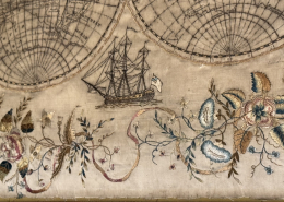 Detailaufnahme des Dreimaster Kriegsschiffes unterhalb der Erdhalbkugeln und dekorative Randverzierung aus gestickten Blättern, Blüten und Schleifenbändern