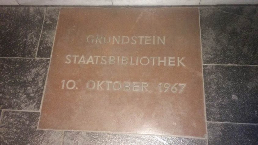 Grundsteinplatte des Hauses Potsdamer Straße - Staatsbibliothek zu Berlin-PK - Lizenz: CC BY-NC-SA 3.0