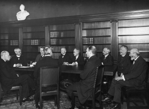 Die letzte Direktorenkonferenz der Preußischen Staatsbibliothek unter der Leitung Adolf von Harnacks (2. v. links) am 24.3.1921. bpk