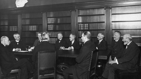 Die letzte Direktorenkonferenz der Preußischen Staatsbibliothek unter der Leitung Adolf von Harnacks (2. v. links) am 24.3.1921. bpk