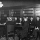 Die letzte Direktorenkonferenz der Preußischen Staatsbibliothek unter der Leitung Adolf von Harnacks (2. v. links) am 24.3.1921. bpk