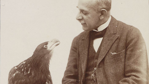 Oskar Heinroth im Gespräch mit einem 12 Wochen alten Seeadler 1902