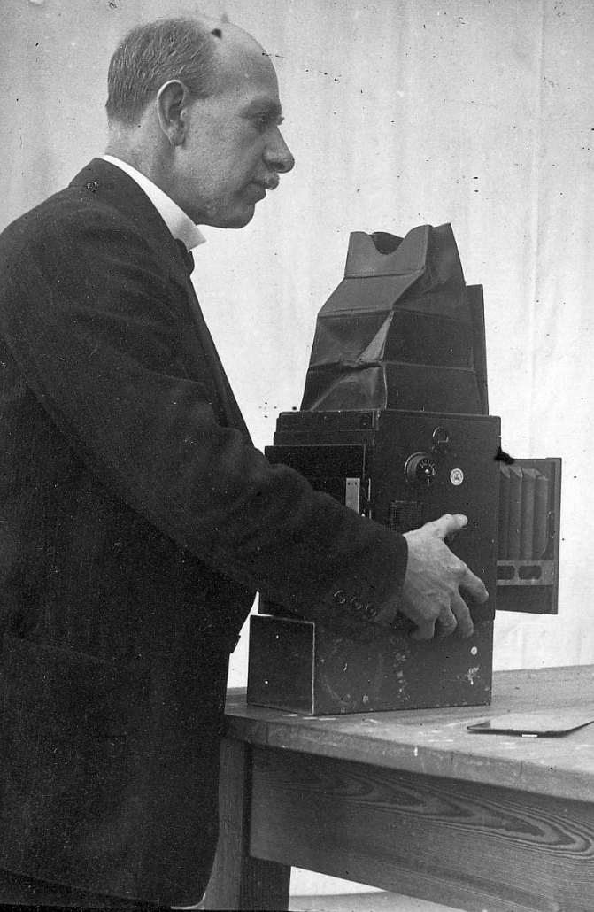 Oskar Heinroth mit der Plattenkamera bei der Fotodokumentation um 1910 – Foto: Aquarium Berlin