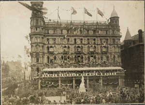 Hogan, W. D.: [Robinson and Cleaver [department store] Belfast, decorated for the visit of the King and Queen to open the Ulster Parliament]. National Library of Ireland. Signatur: HOGW 184