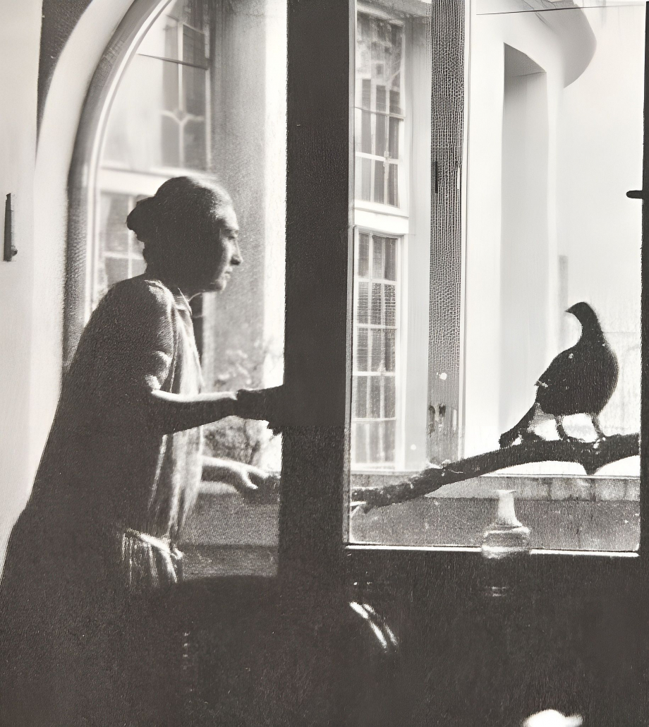 Magdalena Heinroth auf der Veranda ihrer Wohnung mit einem jungen Birkhuhn 1931