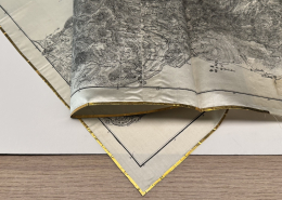 Detailansicht des reflektierenden Goldrandes und der Faltkanten