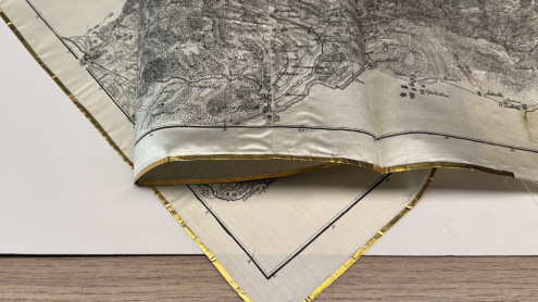 Detailansicht des reflektierenden Goldrandes und der Faltkanten