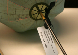 Detailansicht des Signaturschildes am Griff des Schirmes