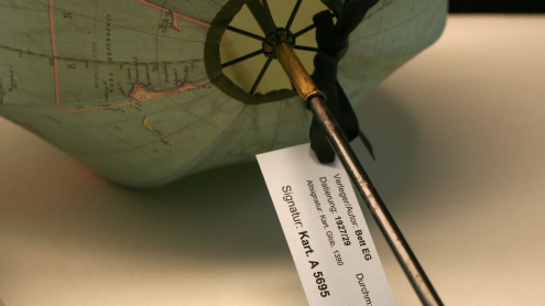 Detailansicht des Signaturschildes am Griff des Schirmes