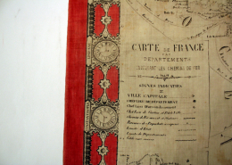 Detailansicht der Legende und der Uhrenverzierung am linken Rand