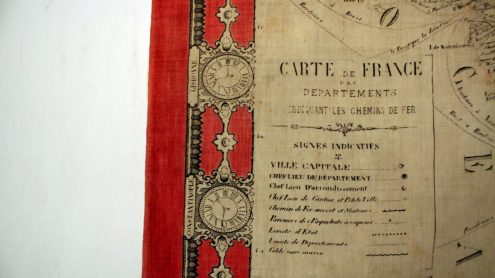 Detailansicht der Legende und der Uhrenverzierung am linken Rand