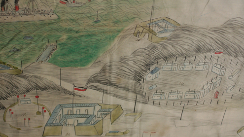 Detailansicht mehrerer Gebäude und des Hafens, mit Schiffen