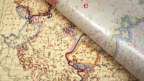 Detailansicht der verschiedenen Wortstamm-Bereiche an der deutschen Grenze zu Luxemburg, Pausleinwand mit der Endung e