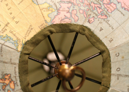 Detailansicht auf die Schirmspitze mit Metallring