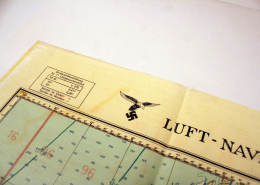 Detailansicht eines Adlers über einem Hakenkreuz neben dem Namen der Karte