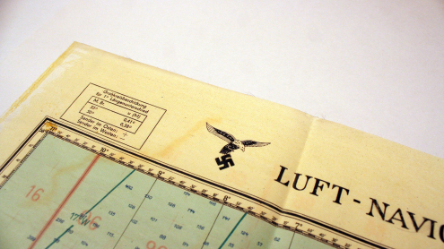 Detailansicht eines Adlers über einem Hakenkreuz neben dem Namen der Karte