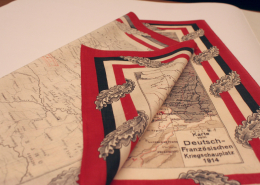 Detailansicht der Faltbarkeit, Flexibilität und Robustheit der Karte