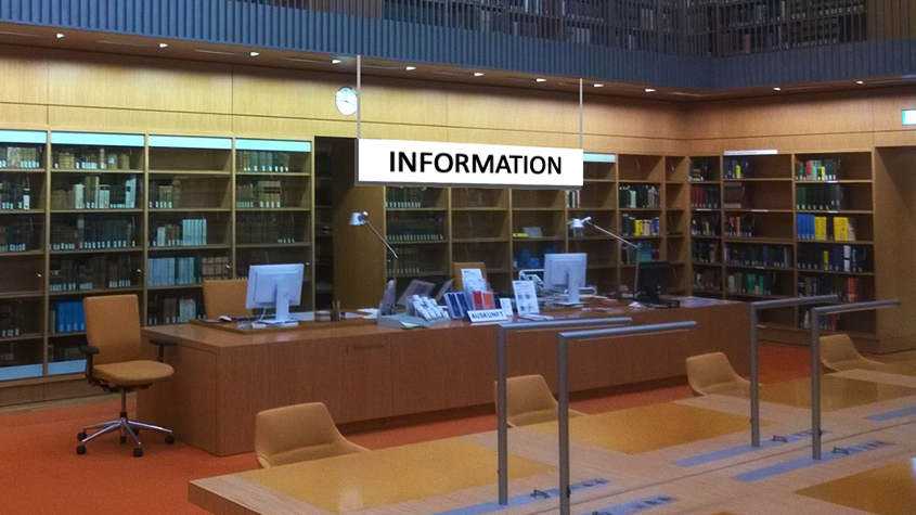 Informationstheke im Lesesaal Unter den Linden / Staatsbibliothek zu Berlin - PK / CC-BY-NC-SA